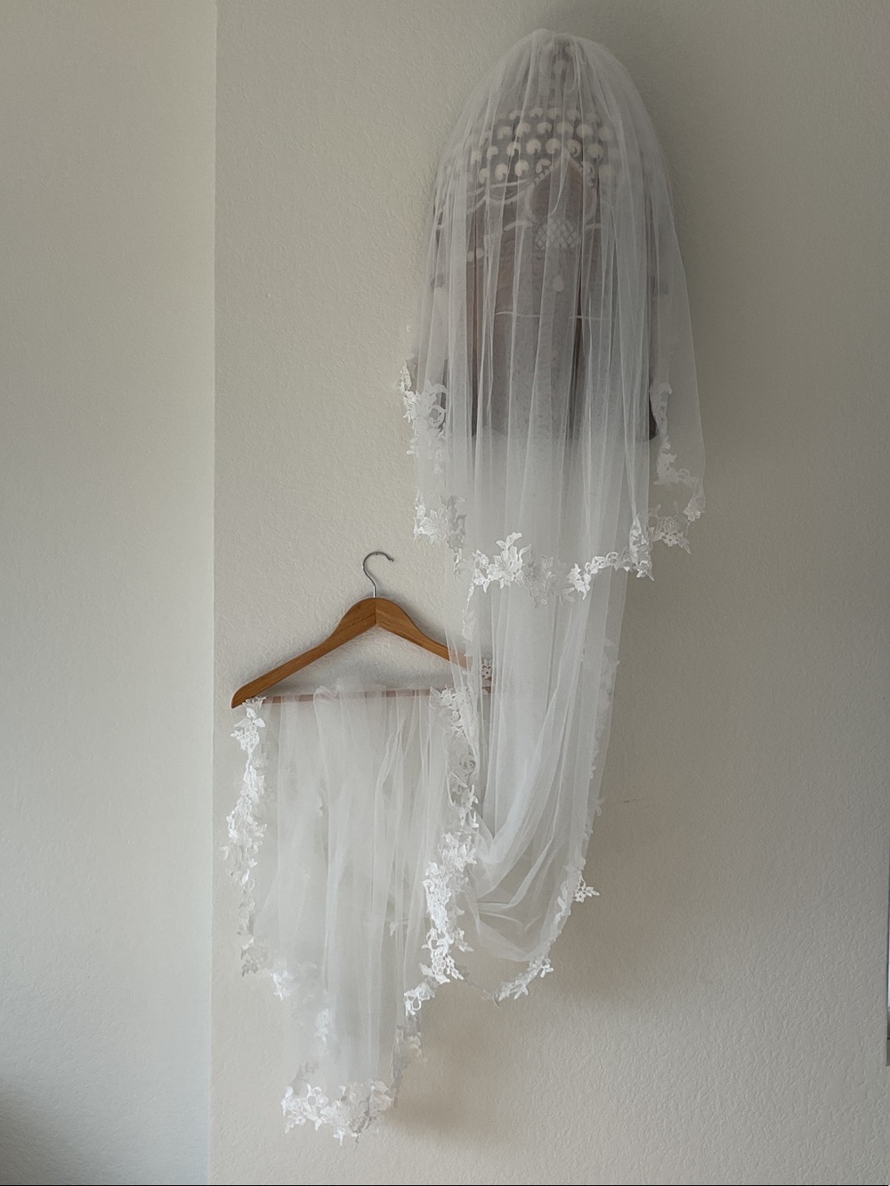Stunning 2-Tier Lace-Trim Chapel / Cathedral Bridal Veil with Floral Appliqué